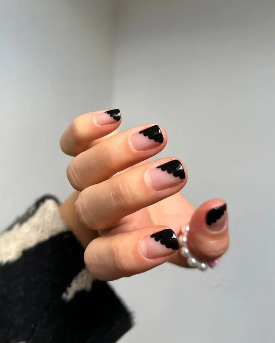 Uñas negras ladeadas