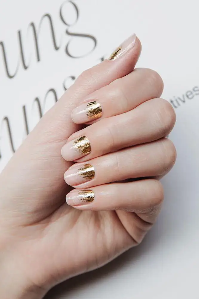 Manicura con efecto dorado