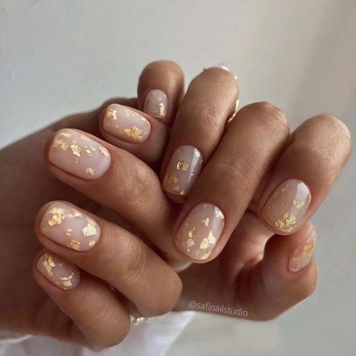 Milky nails con pan de oro