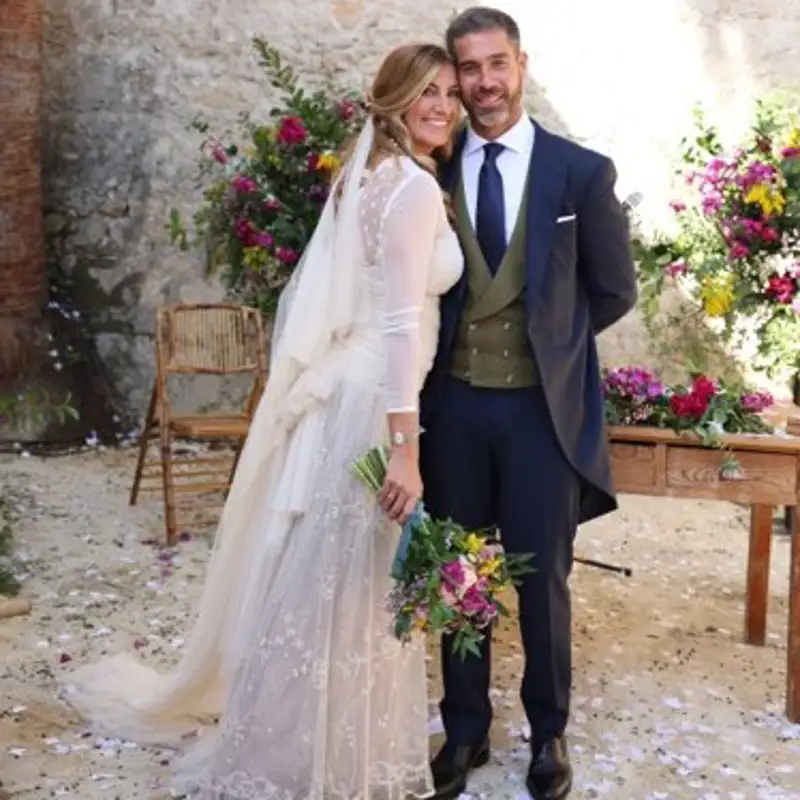 La espectacular boda de Pablo Ojeda (La Sexta) y Esther García: del curioso vestido de novia a los famosos invitados