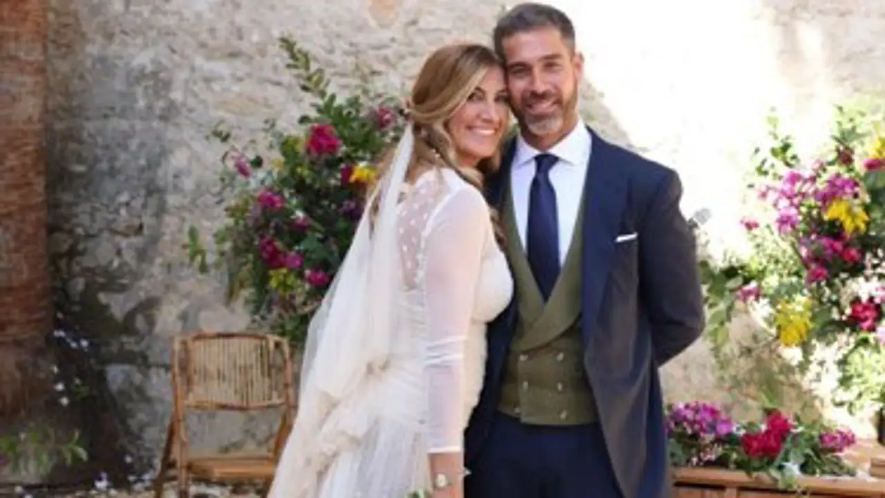 La espectacular boda de Pablo Ojeda (La Sexta) y Esther García: del curioso vestido de novia a los famosos invitados