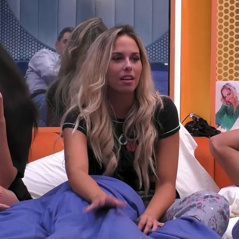 Violeta confiesa en ‘Gran Hermano’ su tonteo con un famoso muy conocido de Telecinco que ahora tiene novia