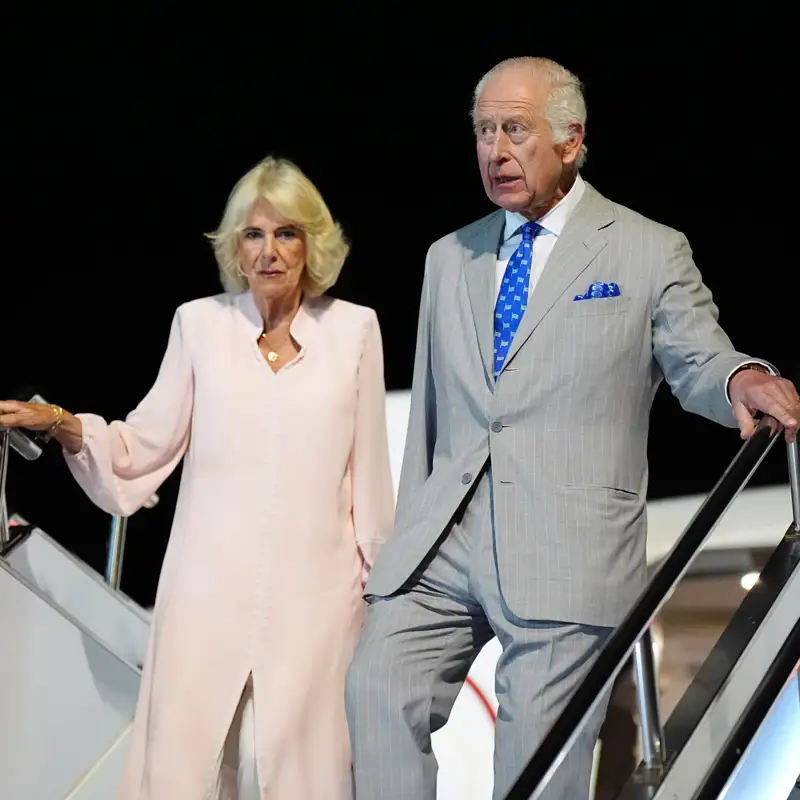 El gesto de la reina Camilla al llegar a Samoa que levanta sospechas sobre su preocupación en la recta final del viaje