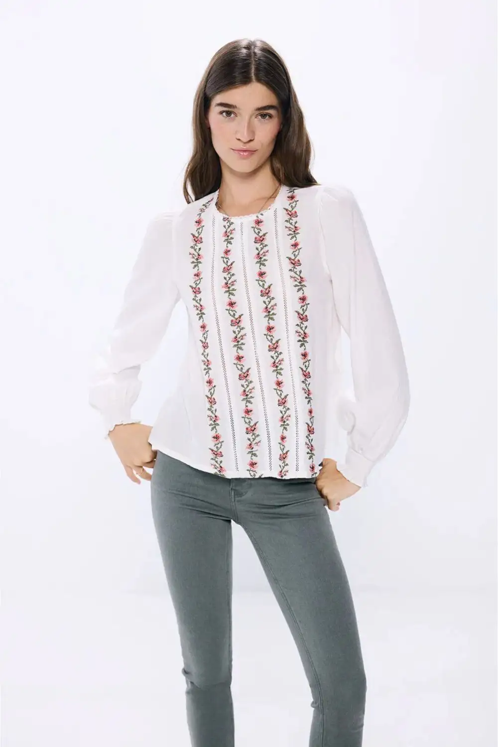 Blusa con bordados de flores