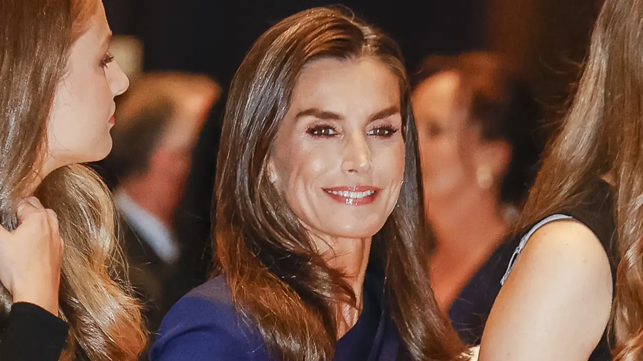 La reina Letizia, radiante y feliz en Asturias con el vestido de invitada de otoño más elegante: drapeado, con escote asimétrico y alquilado