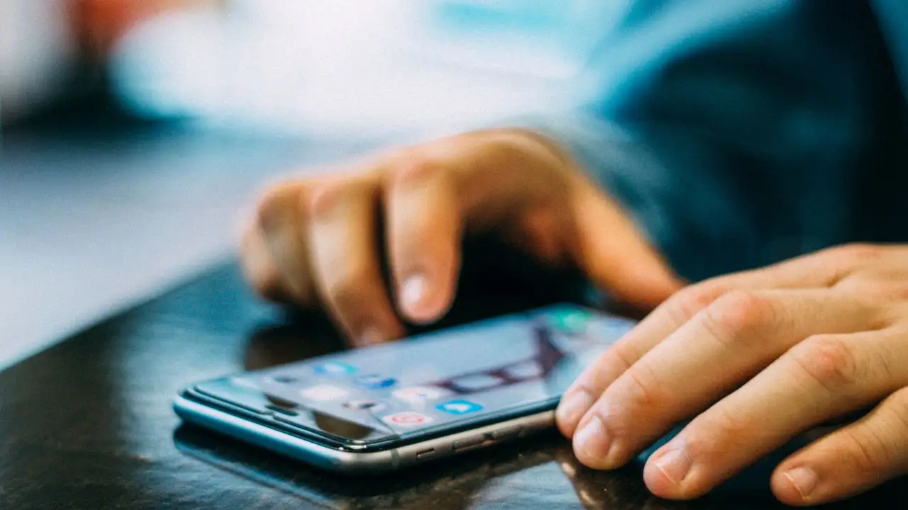 Adolescente usando un teléfono móvil