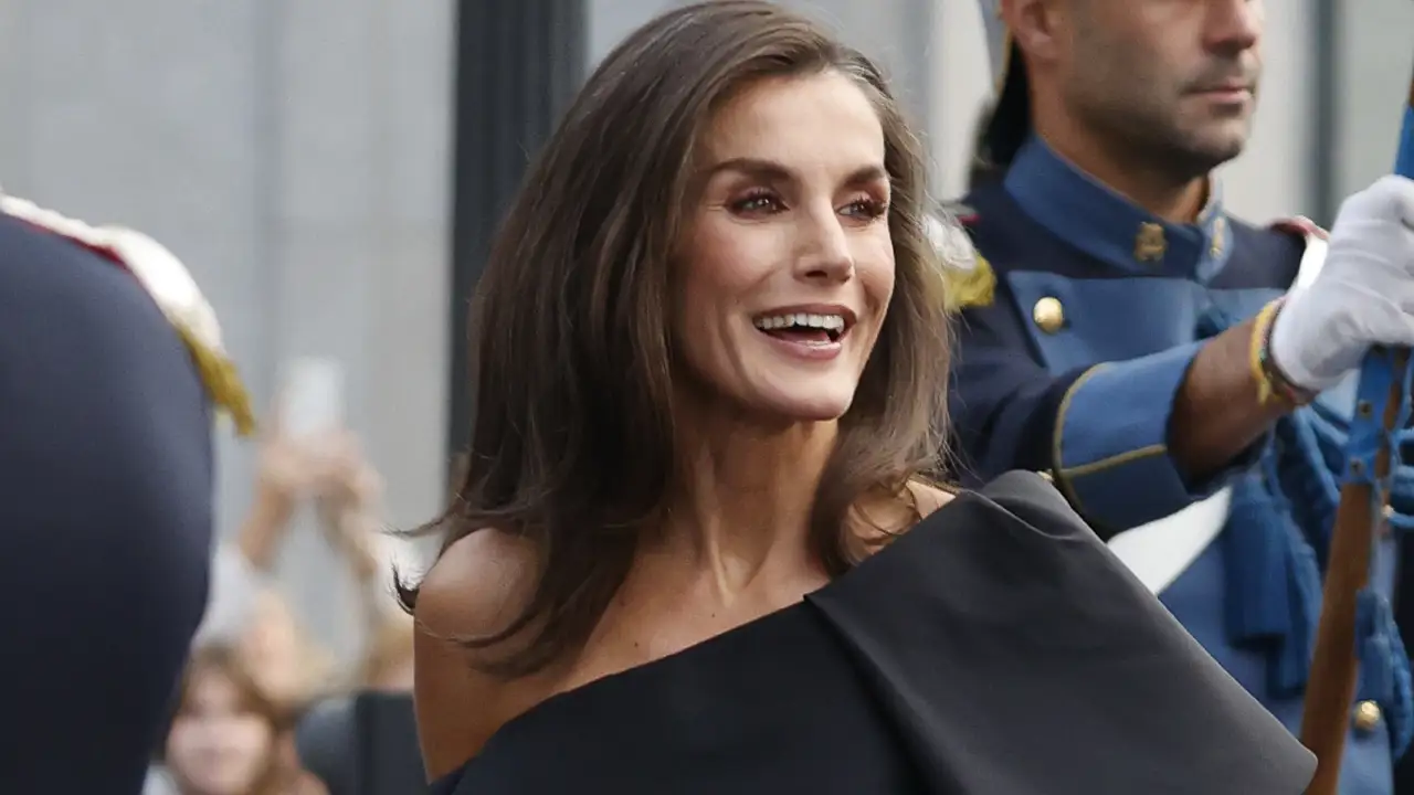 La reina Letizia impacta en Asturias con un vestido negro ajustado de original escote asimétrico con volante XL