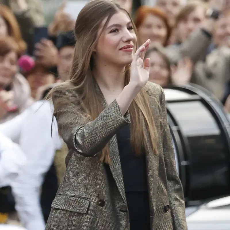 Sofía, la infanta influencer y 'grunge' con su blazer dorada oversize y pantalón palazzo en Oviedo