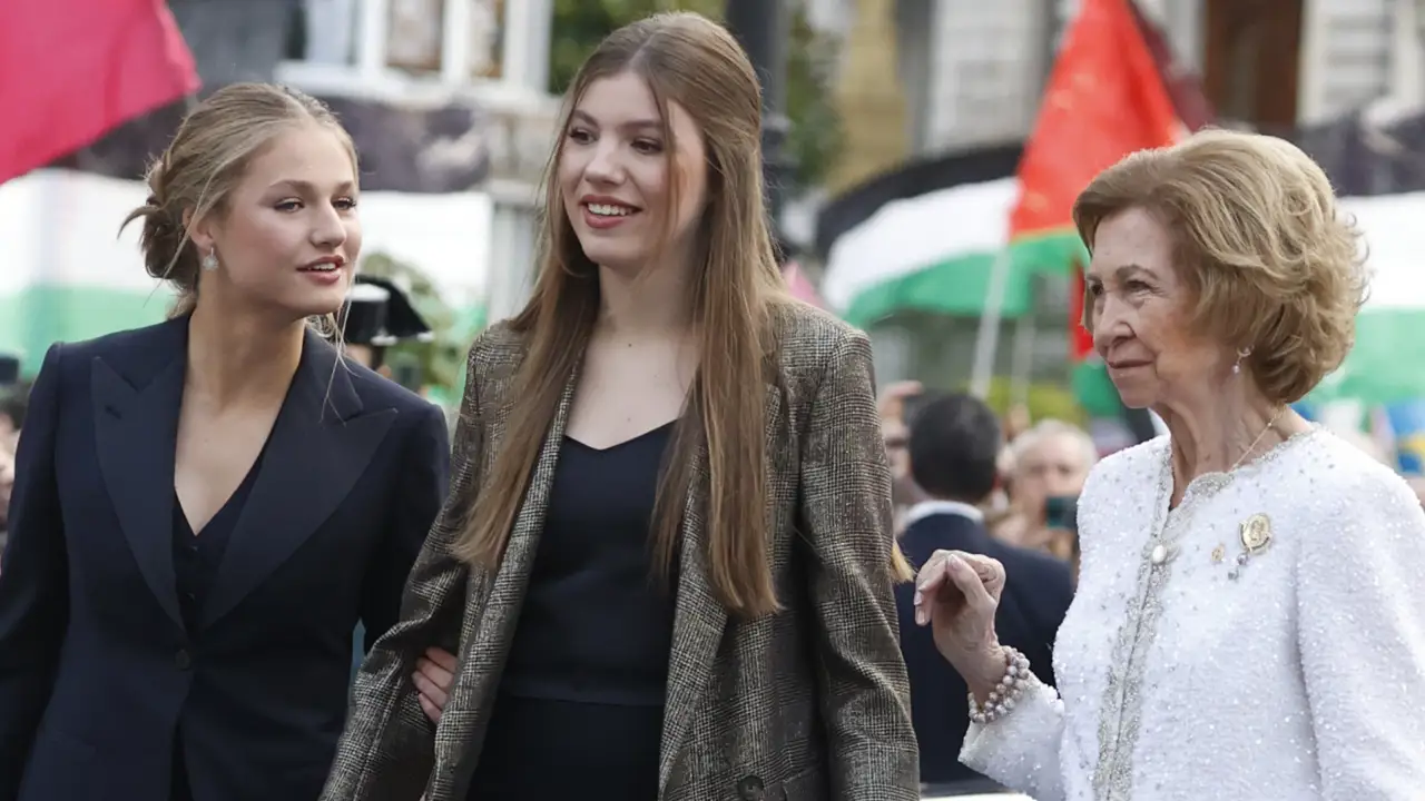 La reina Sofía llena de luz los Princesa de Asturias con una americana blanca de brillos y un guiño a su hijo Felipe