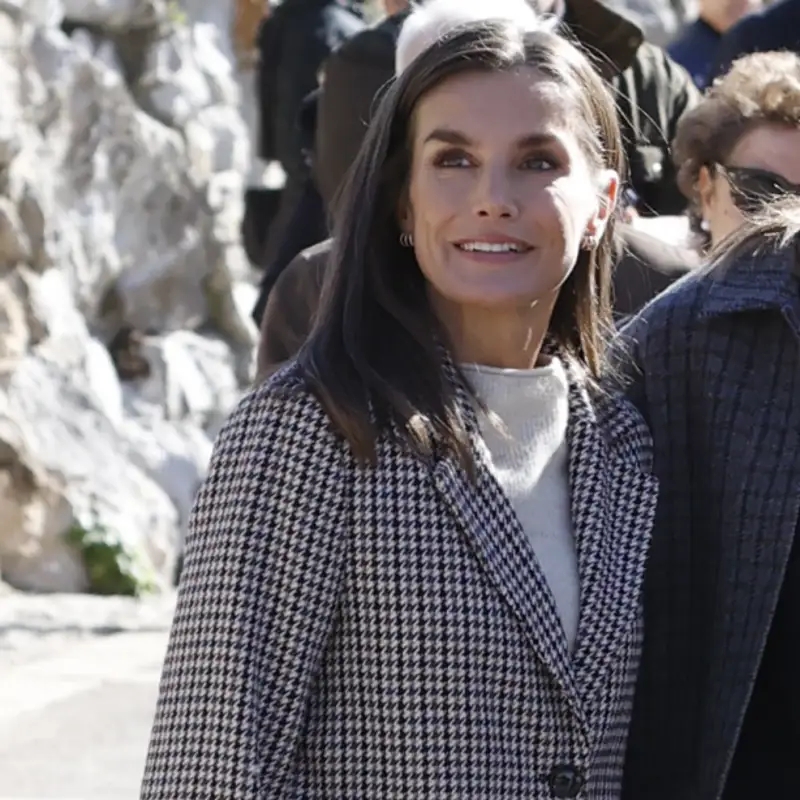 Letizia visita Sotres, Pueblo Ejemplar 2024, con el abrigo estampado de Springfield más deseado por las mujeres +50