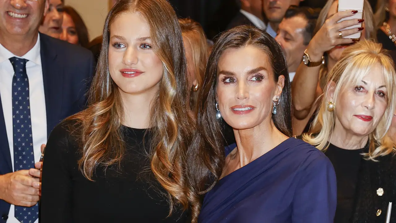 La prensa extranjera se rinde ante los looks de Leonor y Letizia en Princesa de Asturias con un potente calificativo 