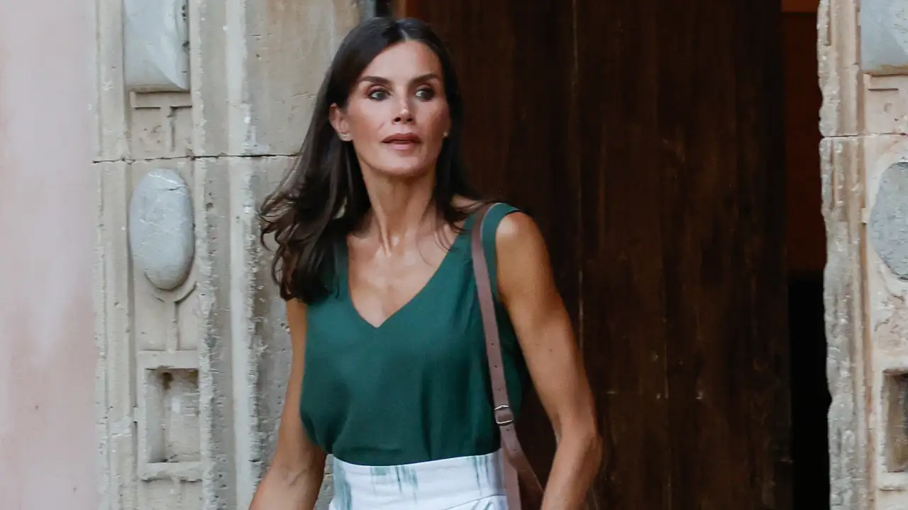 Letizia con falda boho y camiseta fluida