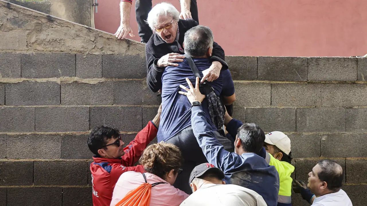 "Hay un hombre muerto en mi casa. Necesito ayuda": los estremecedores testimonios que dejan el dolor de la DANA en Valencia