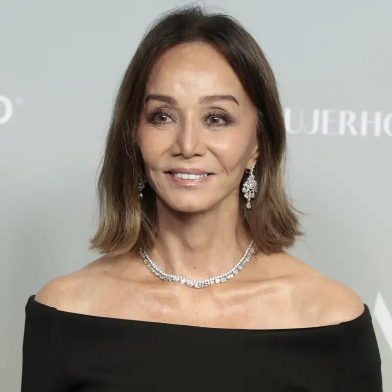 Isabel Preysler es la invitada perfecta +60 con el vestido bitono de escote bardot y bordados que más estiliza