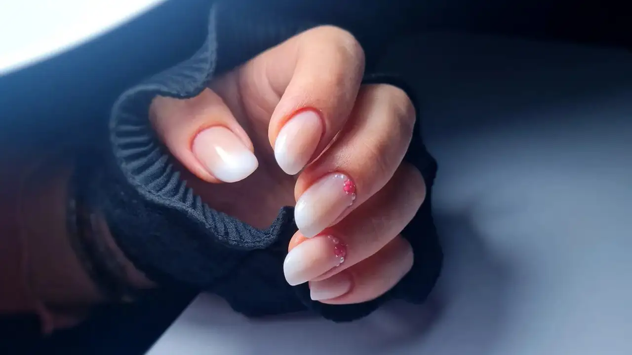 10 diseños de uñas francesas difuminadas que serán tendencia en invierno