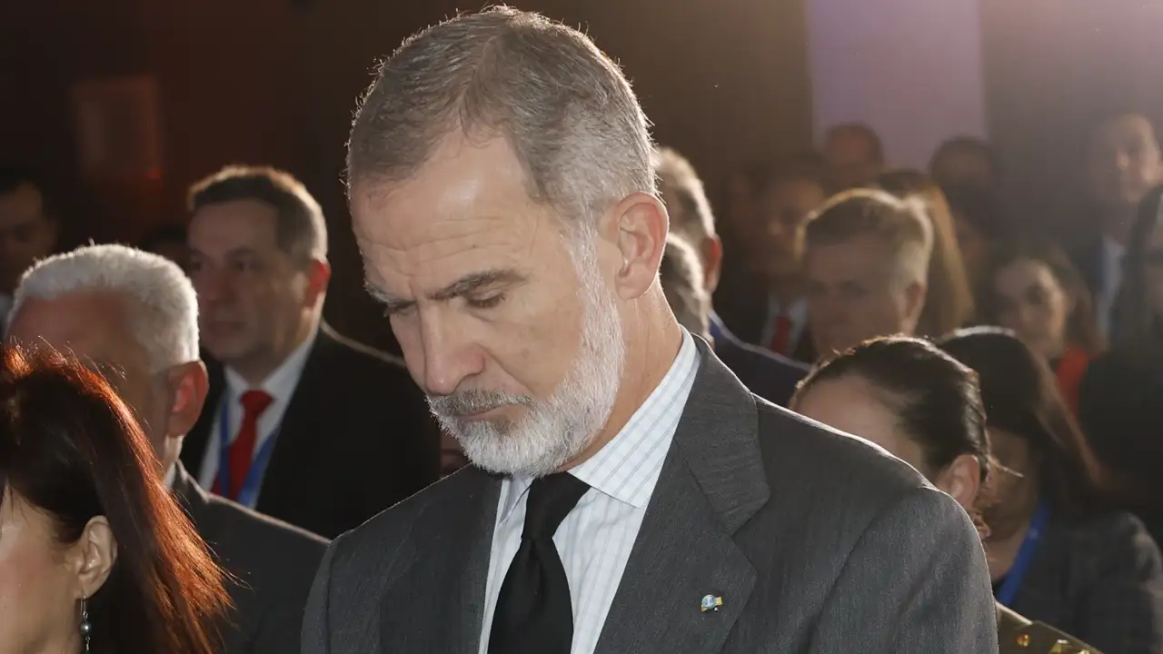 El rey Felipe VI, con un nudo en la garganta, trata de contener la emoción al hablar de las víctimas de la DANA en Valencia