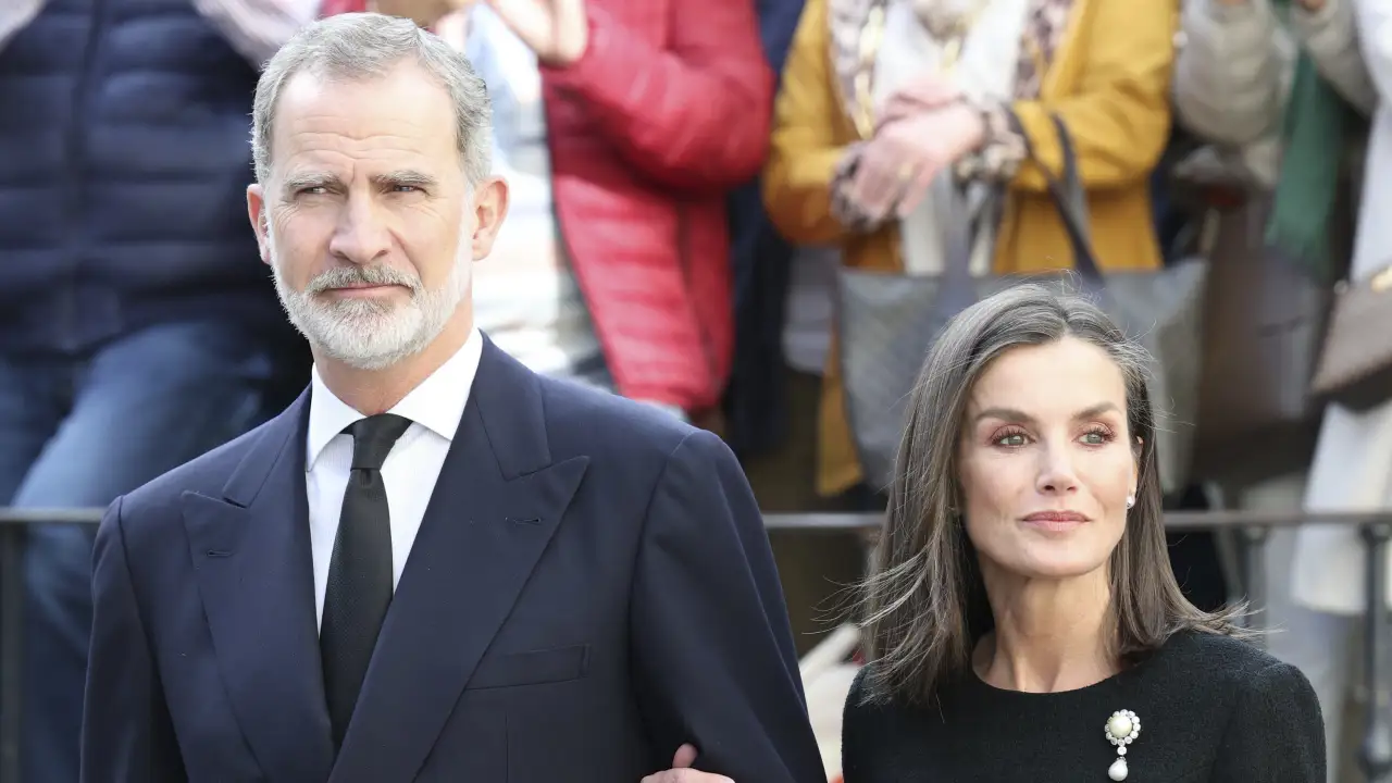 Sensibilidad, apoyo y una promesa: Así fue la llamada privada de los reyes Felipe y Letizia a los afectados por la DANA de Valencia