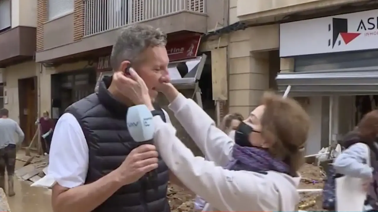 El gesto de Ana Rosa Quintana con Joaquín Prat, desolada, desde la zona cero de la DANA en Valencia