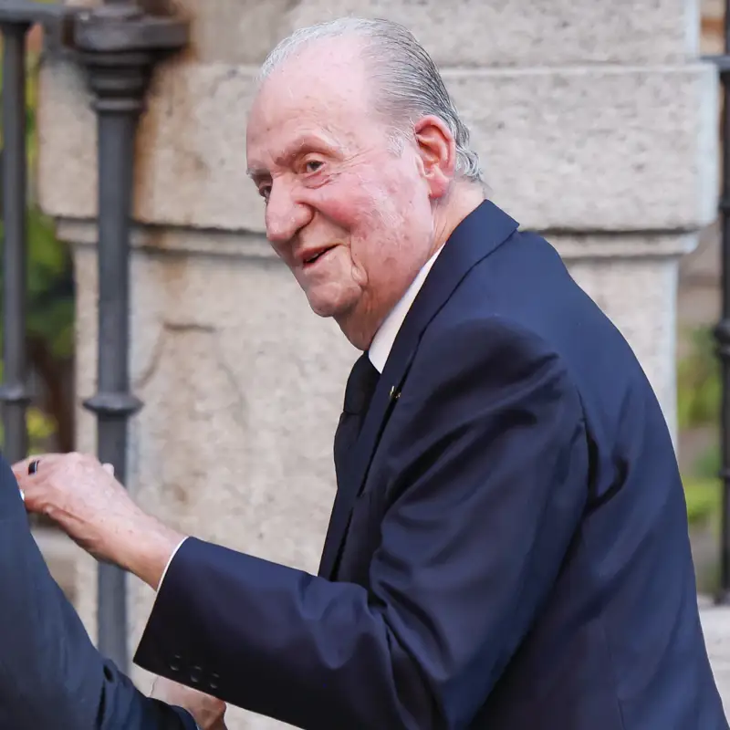 La prensa británica saca a la luz qué estaba haciendo el rey Juan Carlos mientras Felipe y Letizia sufrían en Paiporta