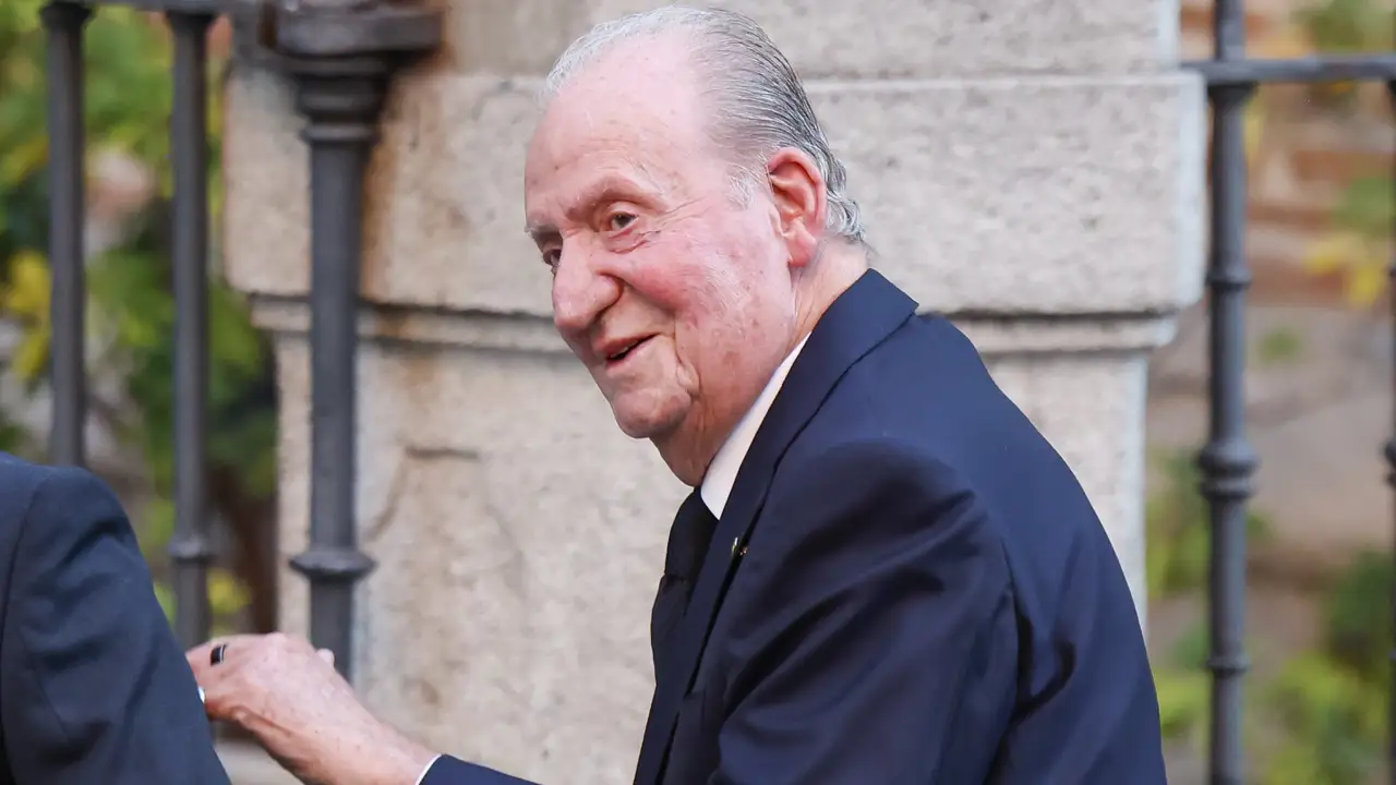 La prensa británica saca a la luz qué estaba haciendo el rey Juan Carlos mientras Felipe y Letizia sufrían en Paiporta