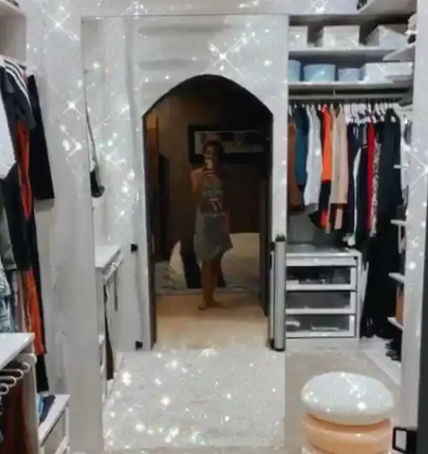 ¡Un vestidor amplio y con mucho espacio!