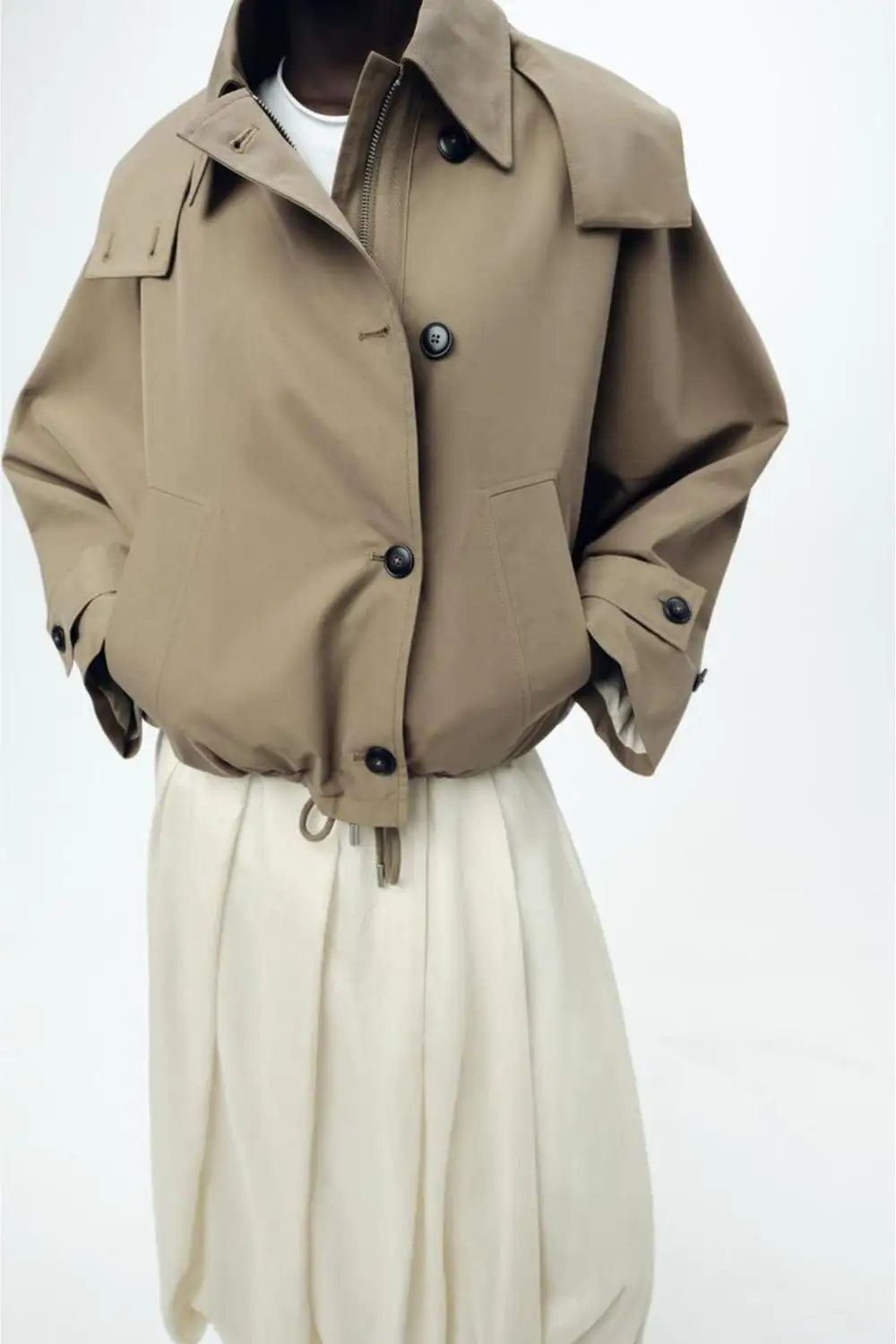 Trench corto con capucha