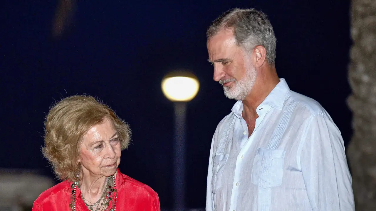 La condescendencia del rey Felipe con la reina Sofía con la que deja clara la función de su madre en la crisis de la DANA