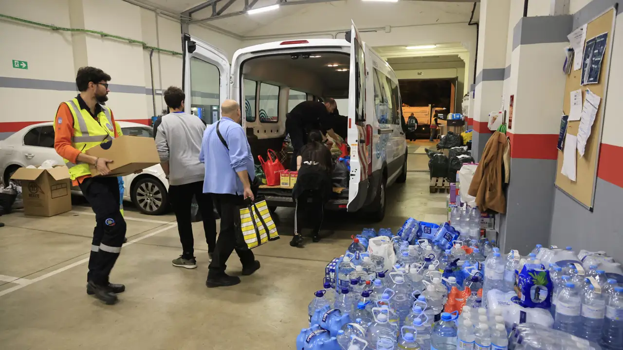 Voluntarios y efectivos ayudan a los afectados por la DANA