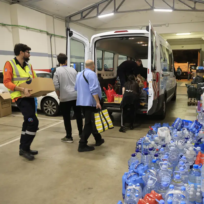 Voluntarios y efectivos ayudan a los afectados por la DANA