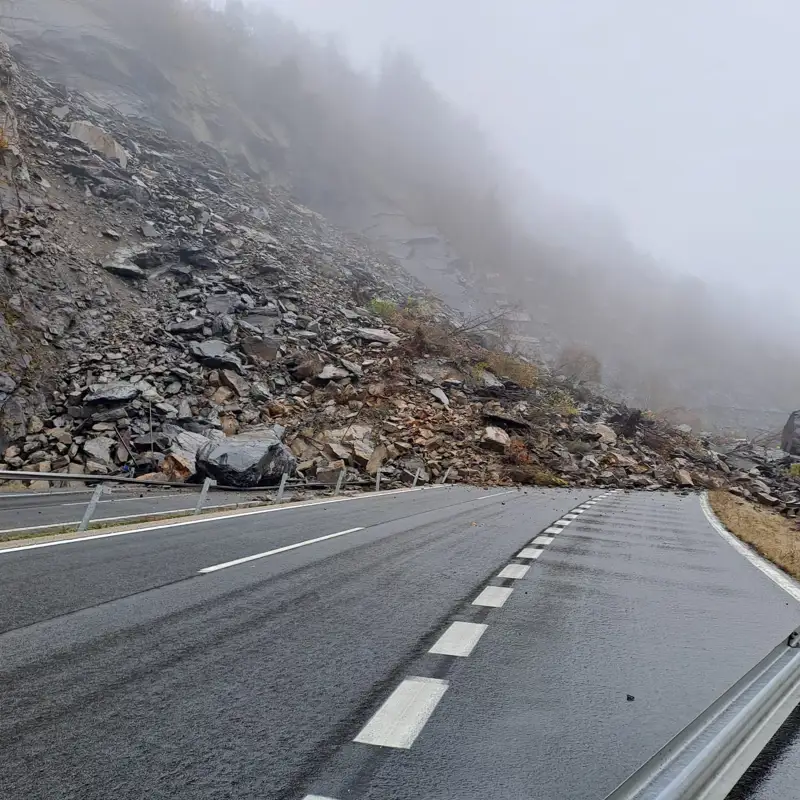 Caos en la AP-66: un desprendimiento de tierra en Asturias deja atrapados a 145 coches y obliga a cortar el tráfico