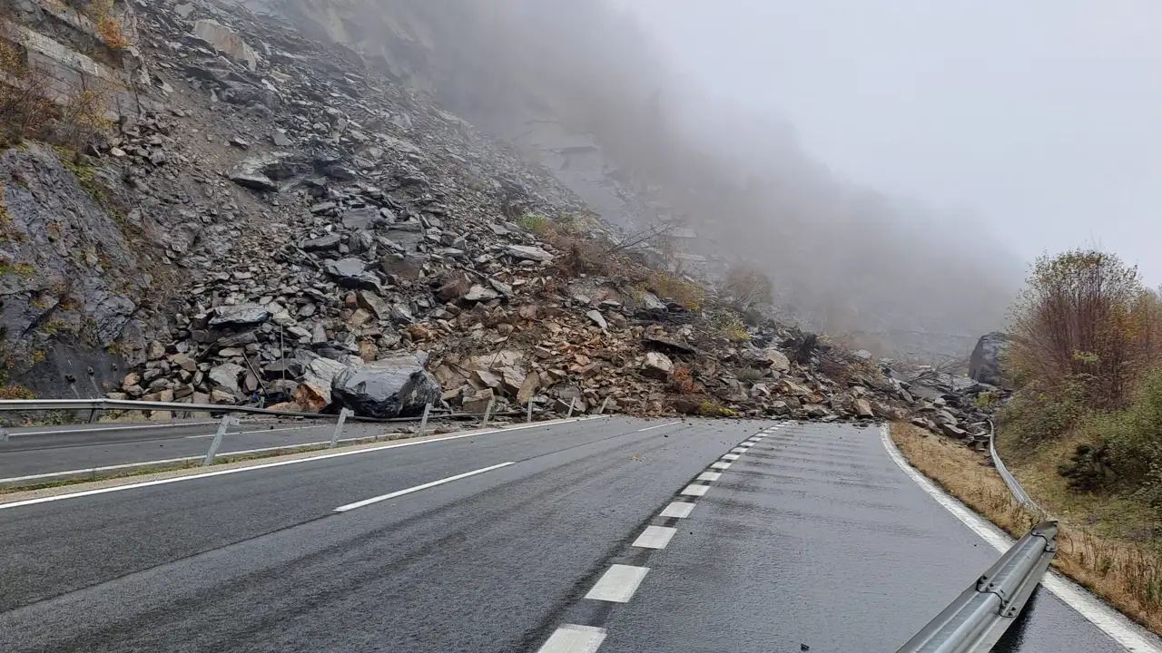 Caos en la AP-66: un desprendimiento de tierra en Asturias deja atrapados a 145 coches y obliga a cortar el tráfico