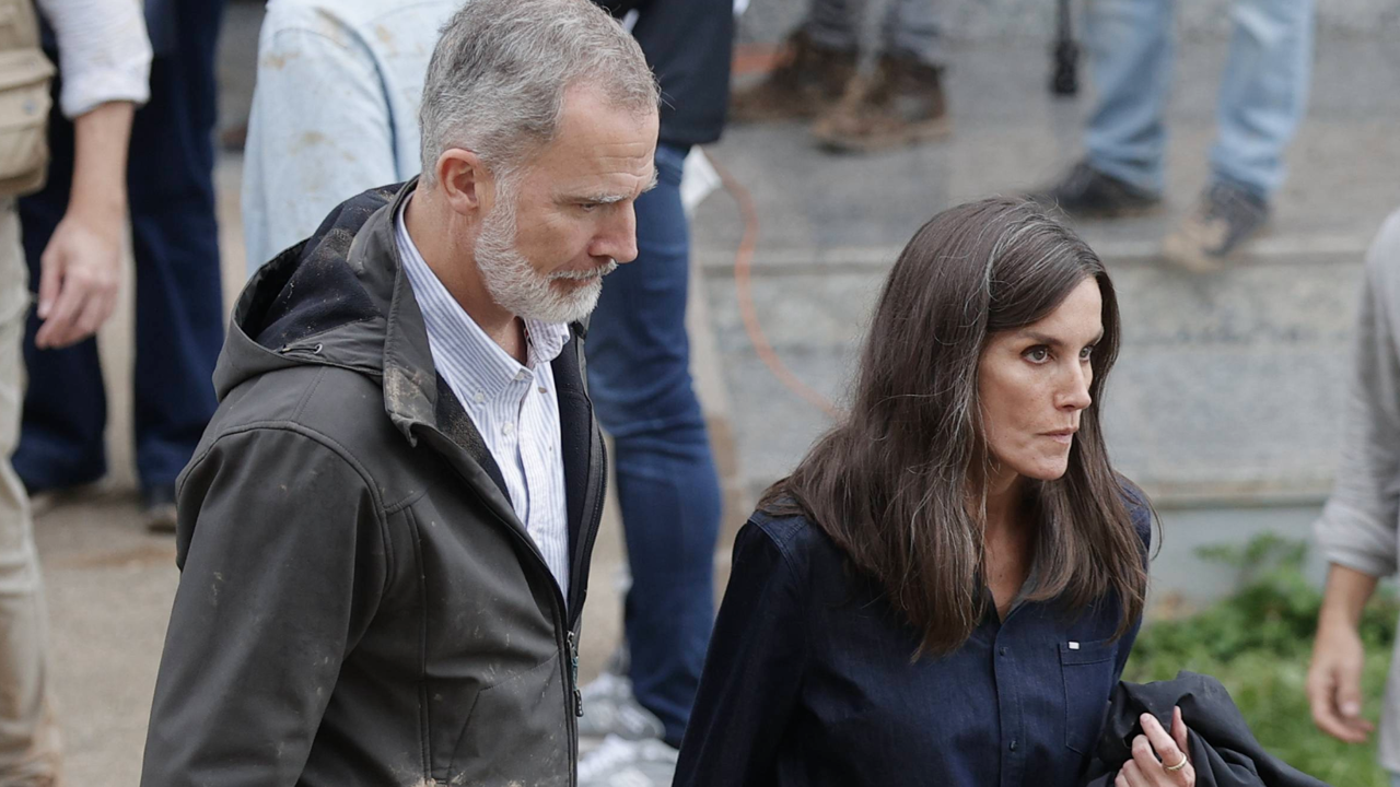 Pilar Eyre revela el aviso que recibieron los reyes Felipe y Letizia antes de llegar a Paiporta y cuál fue su tajante reacción