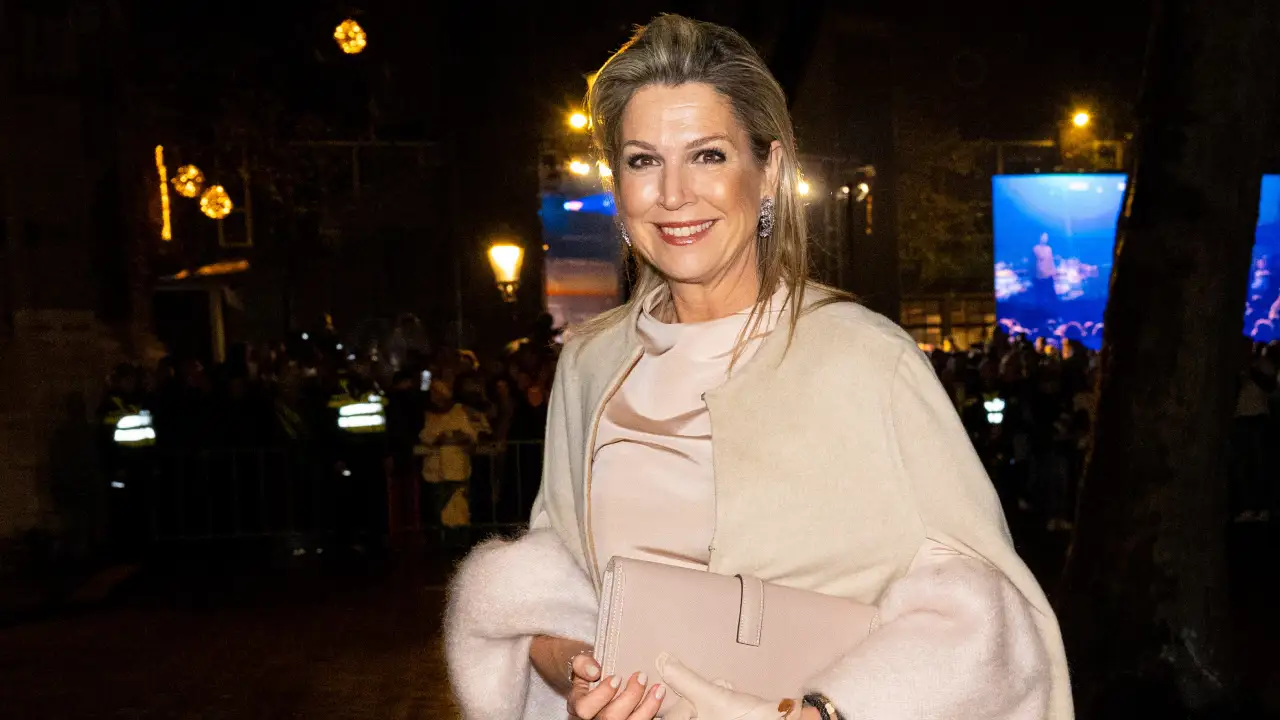 Máxima de Holanda tiene el pantalón metalizado ancho que las +50 atrevidas copiarán este otoño
