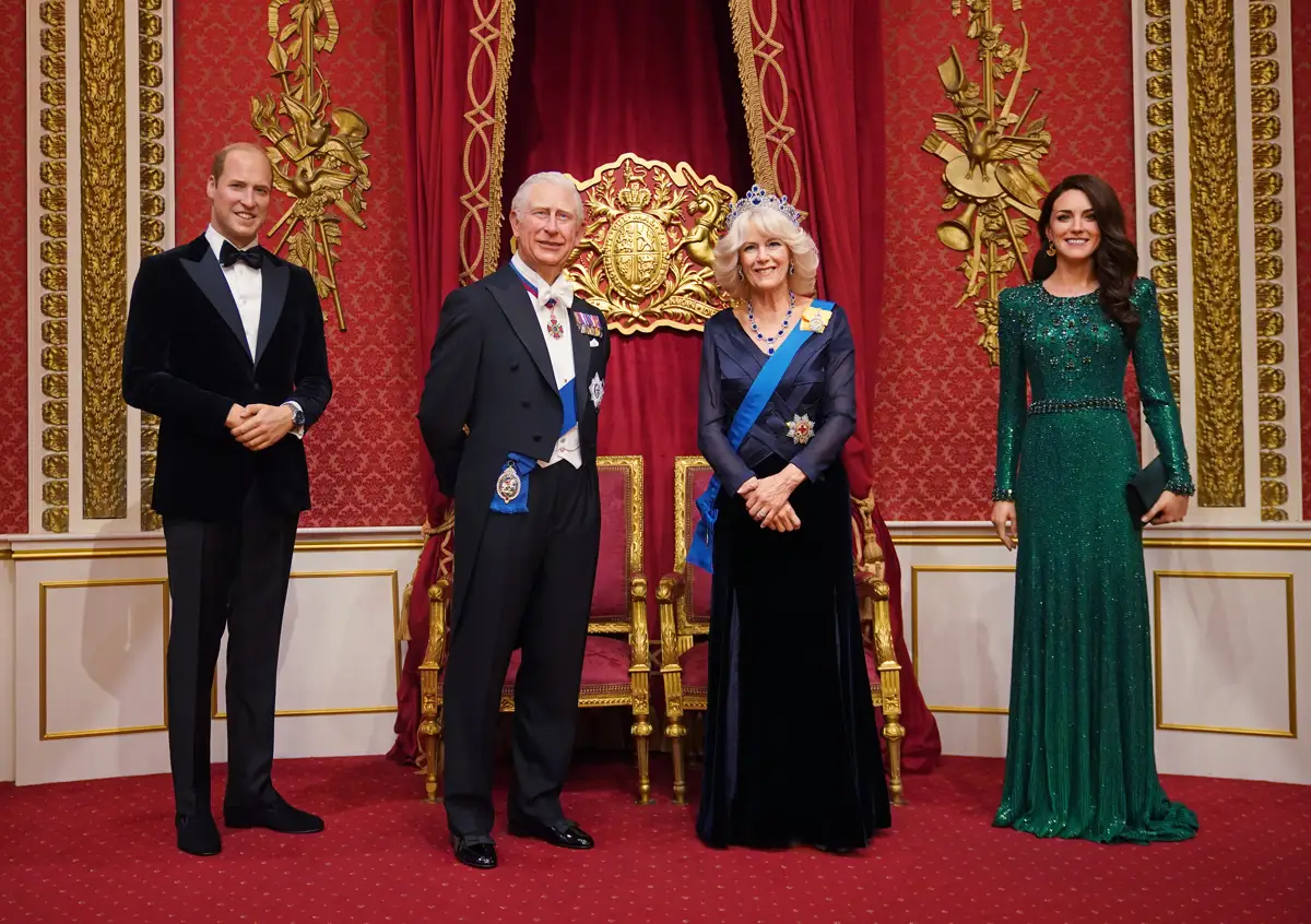 El rey Carlos III, junto a Guillermo, Camilla y Kate Middleton