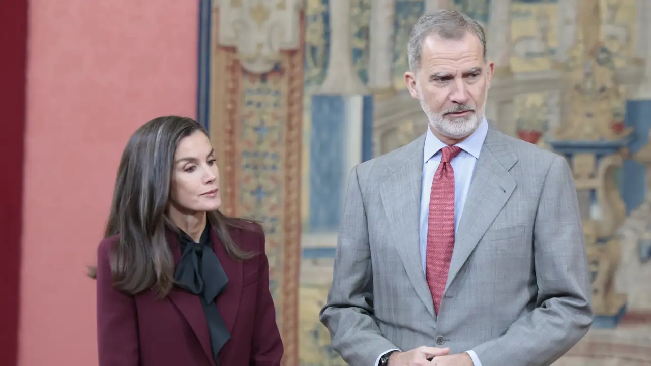 La prueba crucial de Felipe VI y Letizia en sus semanas más tensas: las palabras que ha usado la prensa francesa