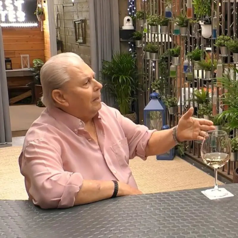 Carlos Sobera, atónito al ver el obsequio que Manuel ha traído a su cita de ‘First Dates’