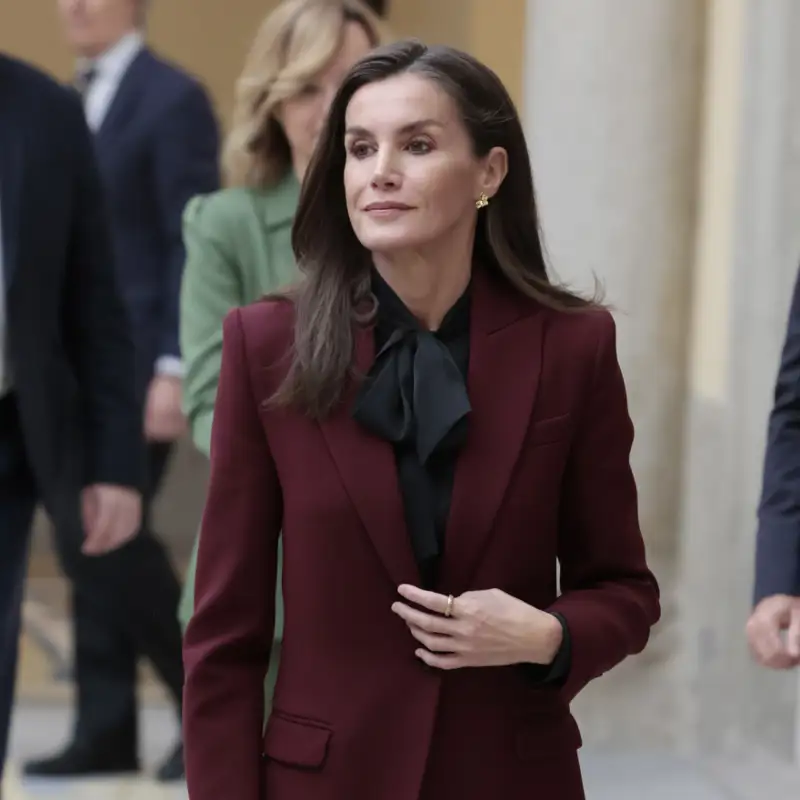 Letizia luce los mocasines de tacón cómodo que querrán las +50 modernas y elegantes que buscan alternativa a las botas