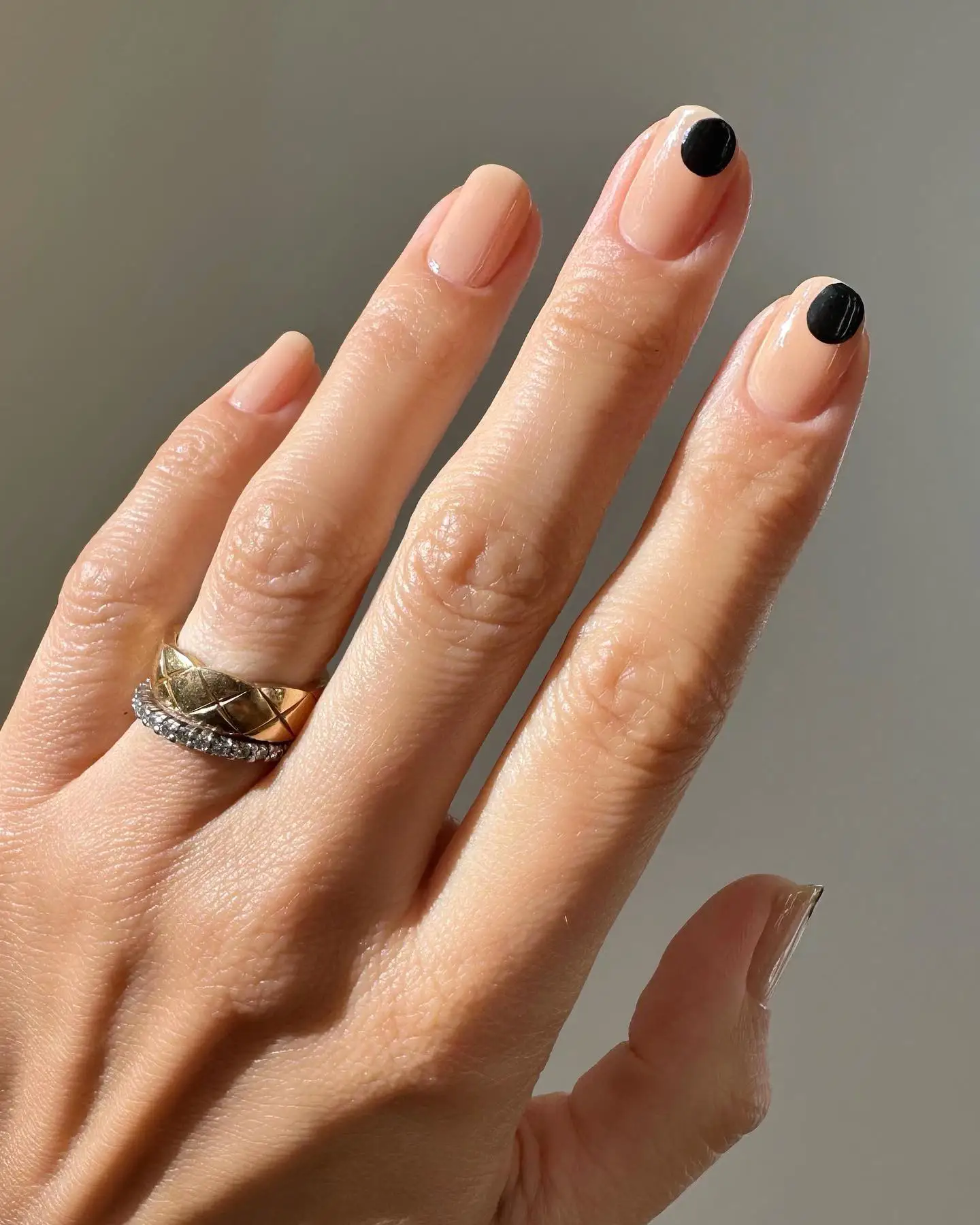 Uñas con diseño en nude y negro