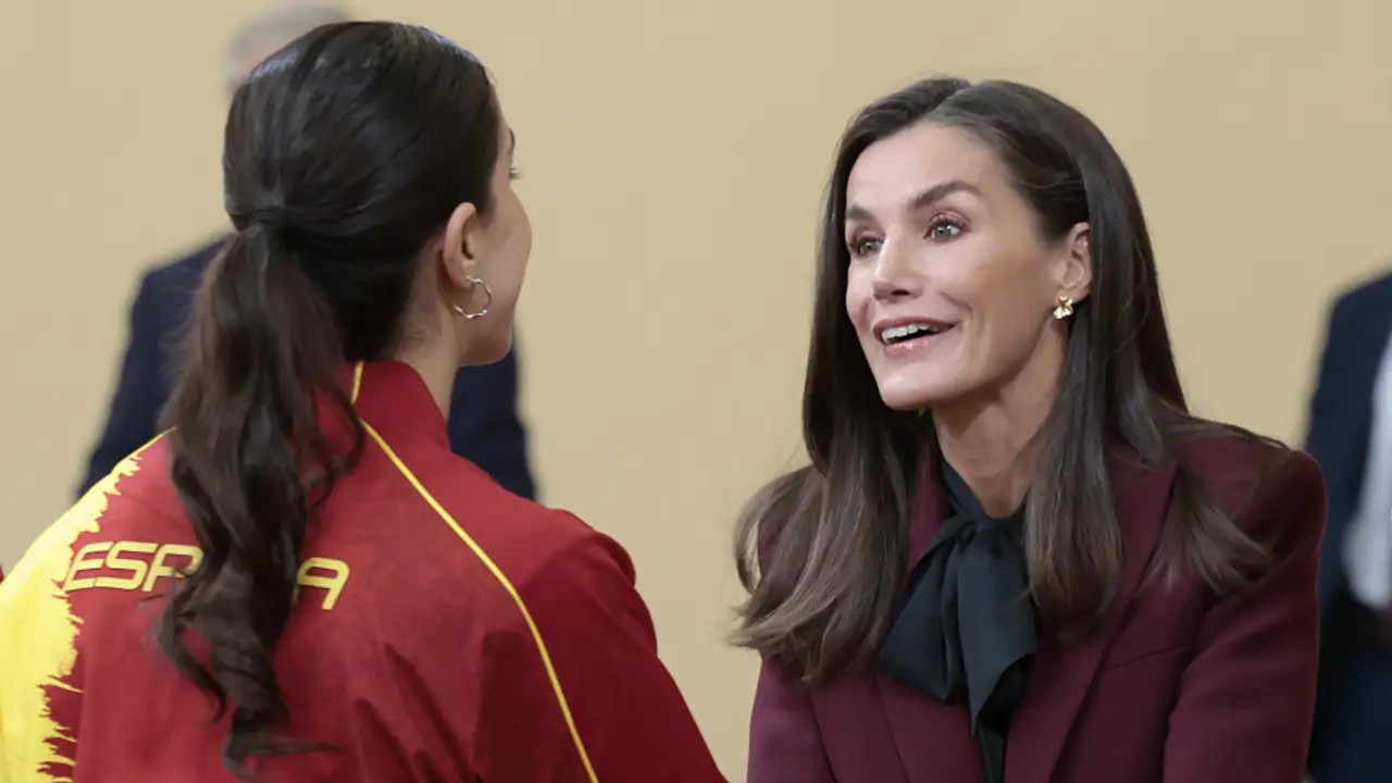 Un experto en comunicación explica los motivos por los que la reina Letizia siempre utiliza las mismas dos palabras en su saludo