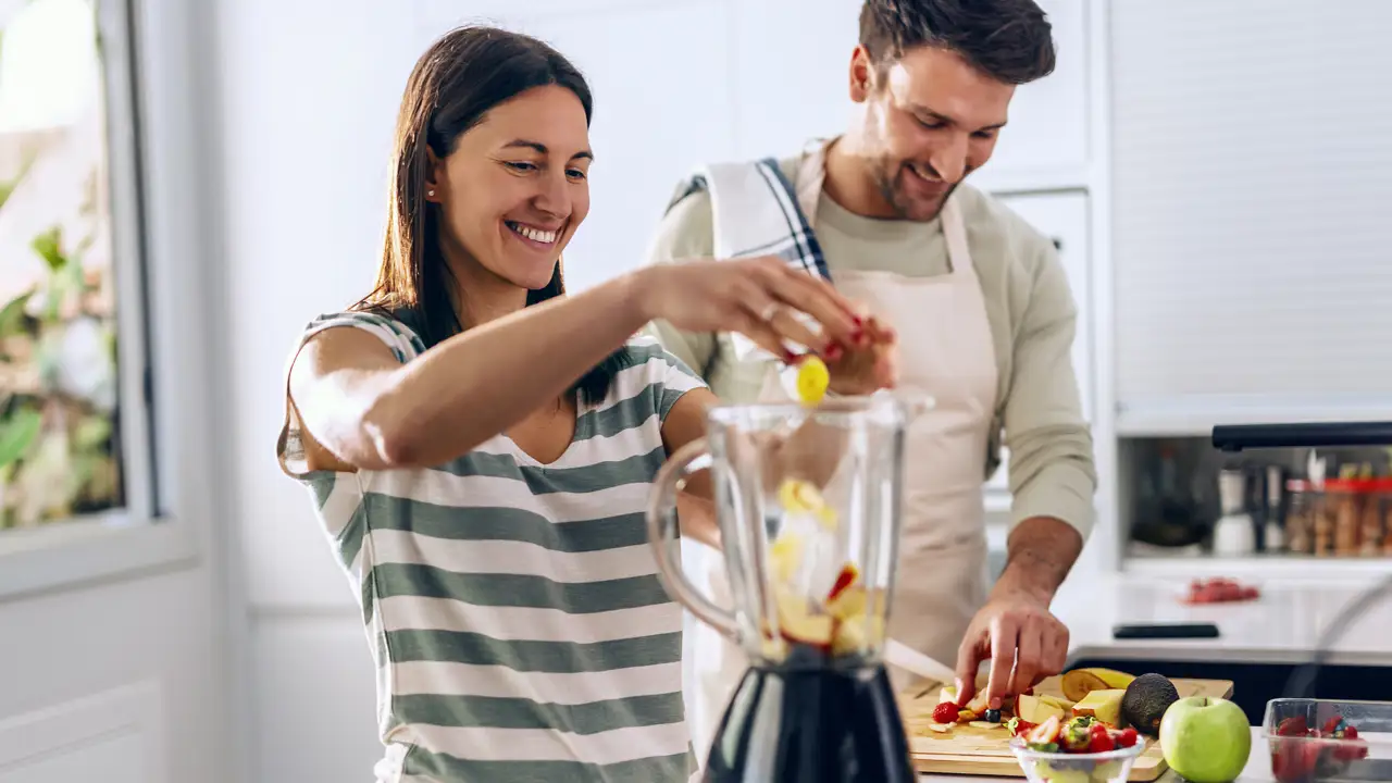 Pareja cocinando