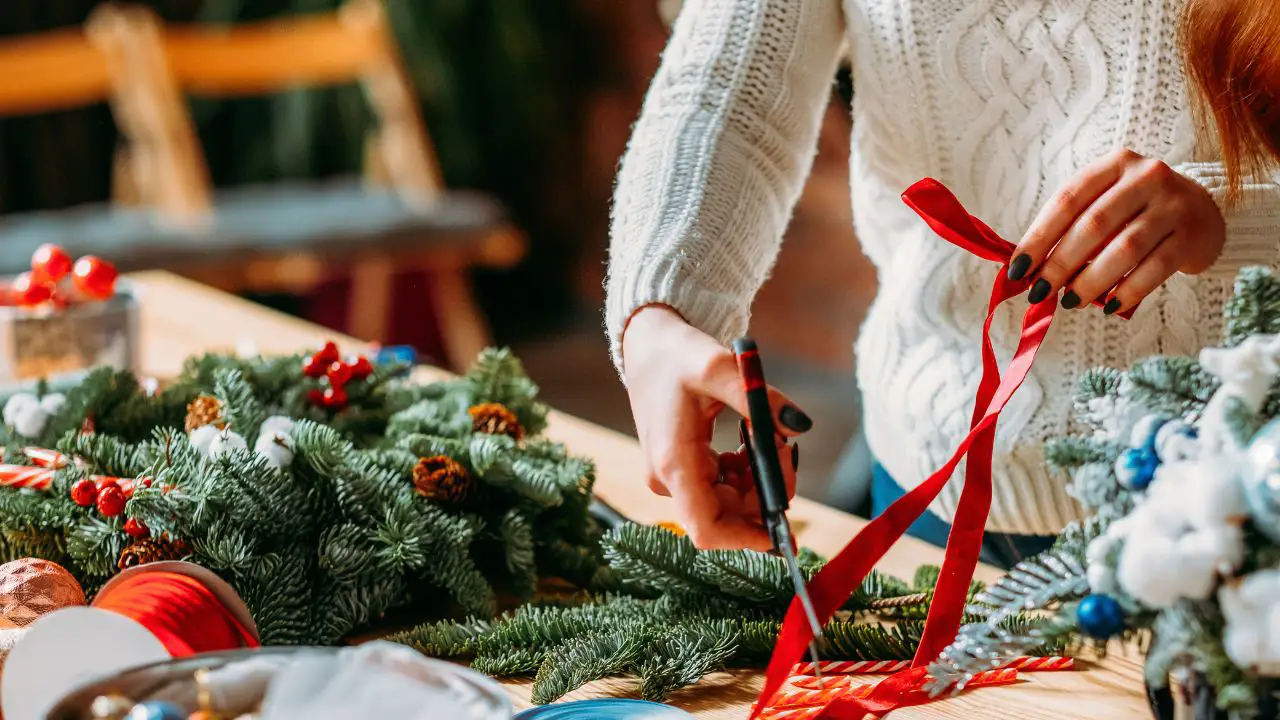 Persona preparando la decoración de Navidad