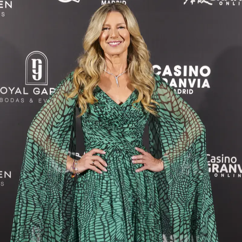 Anne Igartiburu brilla con el vestido largo que enamorará a las invitadas +50 en invierno: estampado, con capa y disimula 