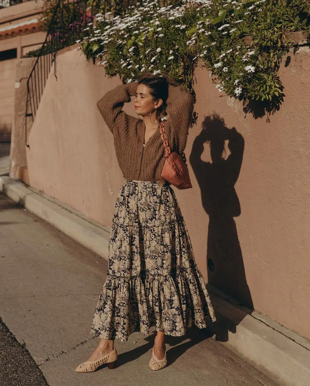 Un look con vestido y chaqueta de punto