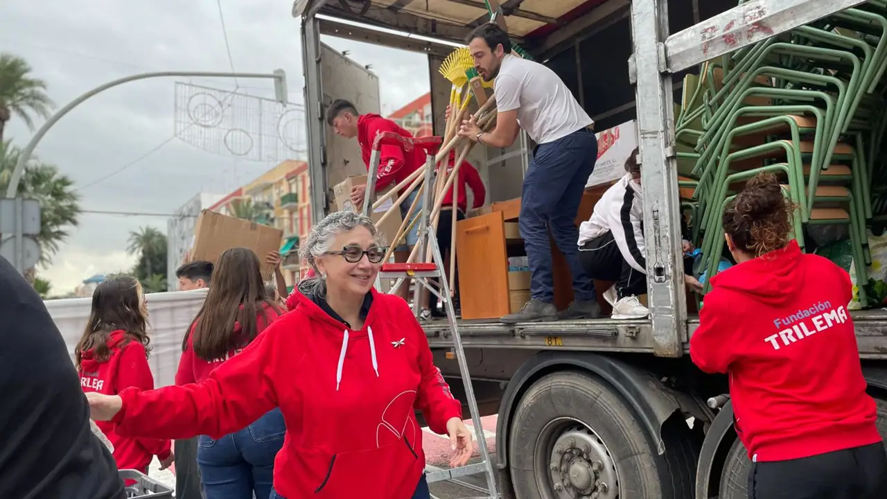 Carmen Pellicer y voluntarios recuperan material para los centros educativos