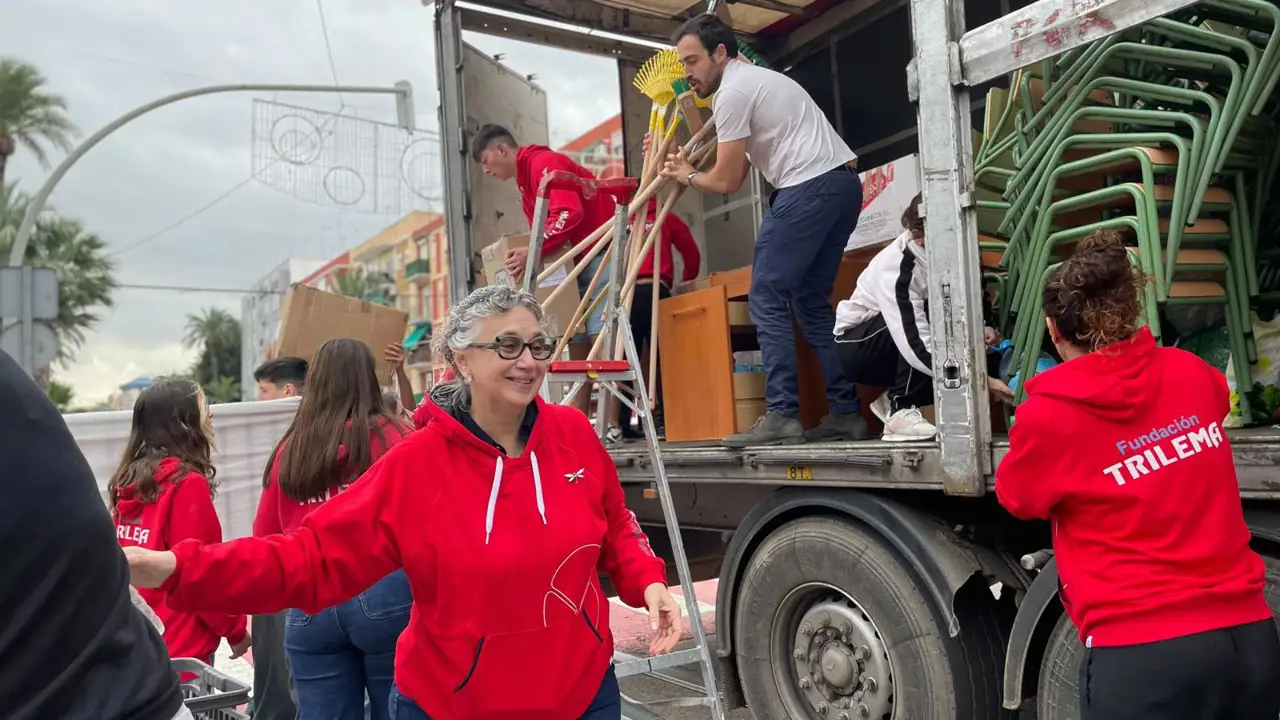 Hablamos con la profesora valenciana Carmen Pellicer de su campaña 'Después del barro': "Unos 25 centros tendrán que ser construidos de nuevo"