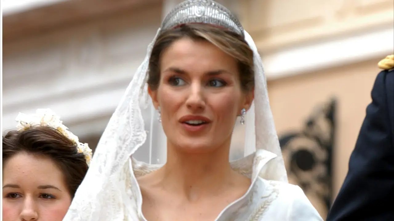 La historia del vestido de novia de la reina Letizia da un giro radical: ni fue idea suya ni lo gestionó ella