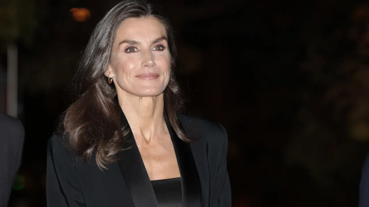 La reina Letizia recupera su esplendor con un esmoquin negro espectacular en los premios de periodismo Francisco Cerecedo 