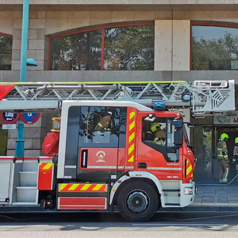 La batería de un patinete eléctrico provoca un incendio en Gran Canaria y deja sin agua al edificio