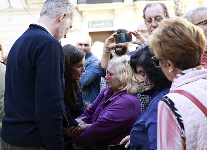 Todo transcurrió en un encuentro emotivo de Felipe y Letizia con los afectados