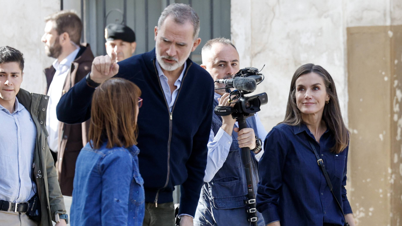 Aplausos y vítores a los reyes Felipe y Letizia en Valencia: el giro de guión radical en su visita a Chiva y Utiel